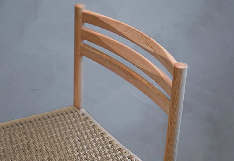 背もたれには、3本の横桟それぞれに異なる曲率をつけています。