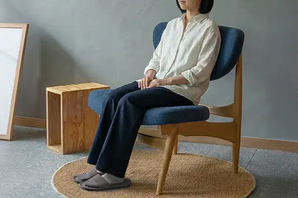 エイの形のイージーチェア「座面高33センチ」がもたらす開放感と安らぎ