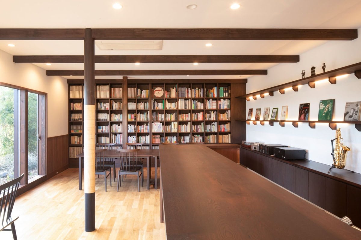 喫茶中央の大カウンター越しに書籍・レコード棚を見る