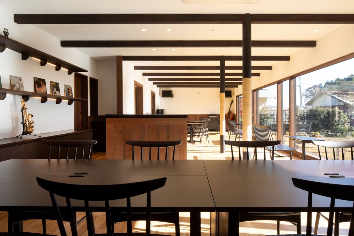 喫茶中央の大カウンター越しに書籍・レコード棚を見る