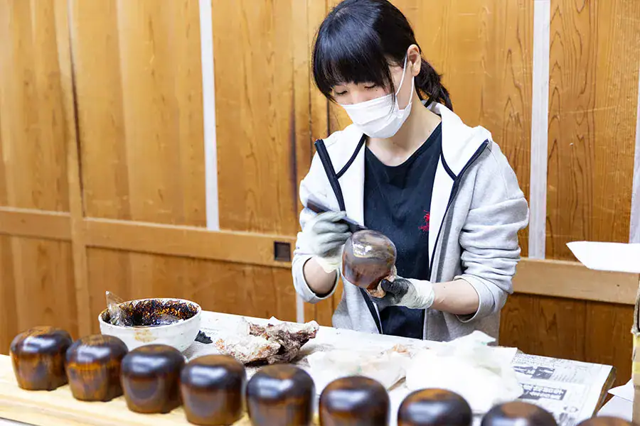 漆塗の作業風景