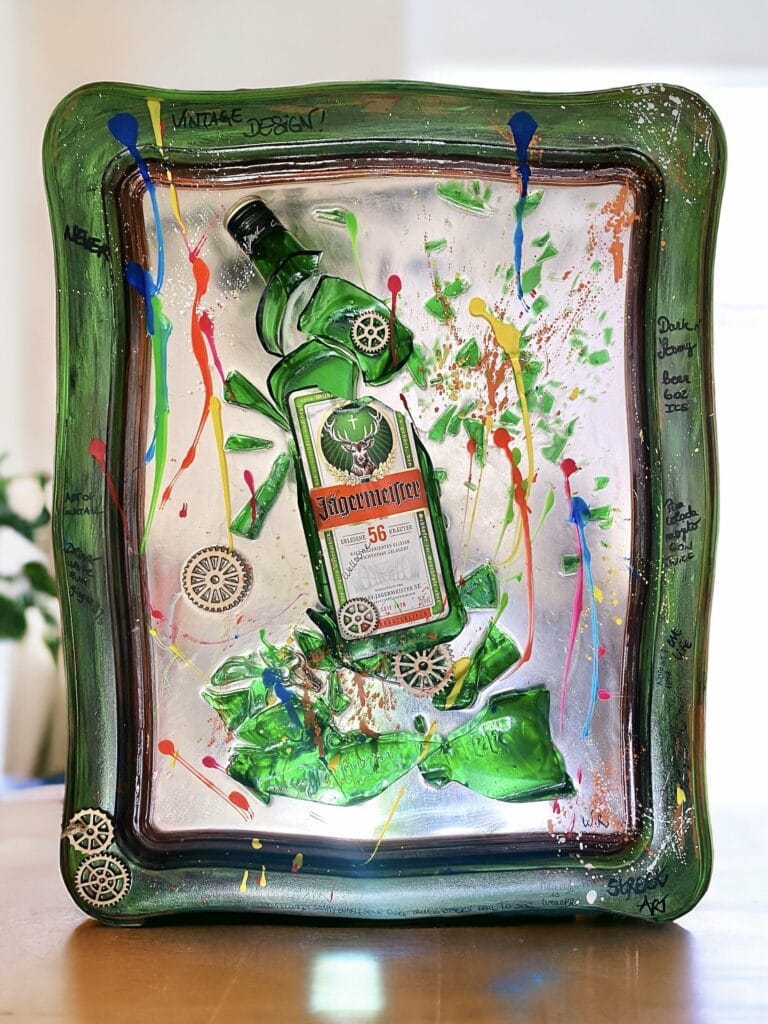 Le Jagermeister, un miroir rénové par Rosie. Le Jagermeister, un miroir rénové par Rosie.