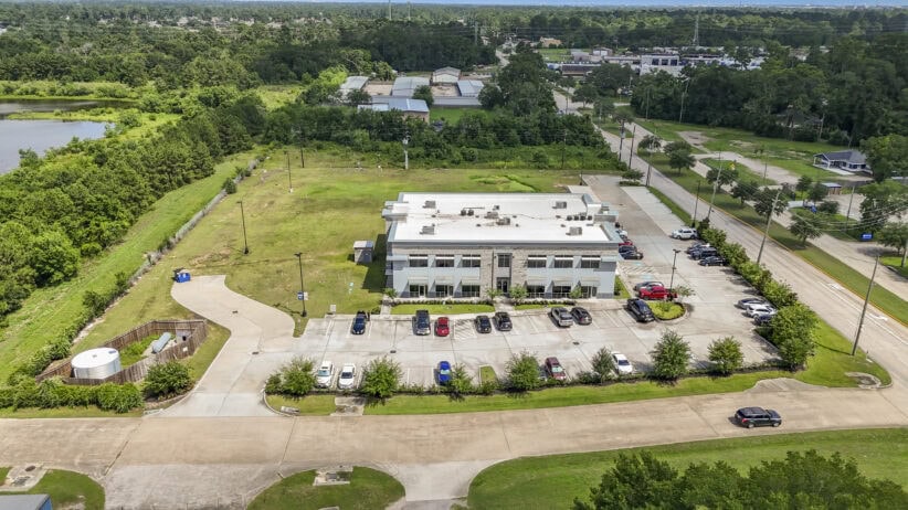 Modern office building with ample parking and lush surroundings at Office Evolution.