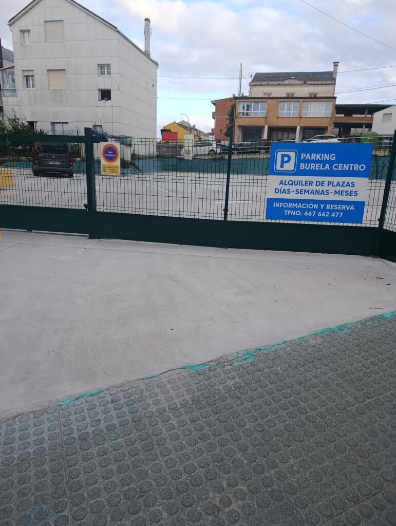 Parking Burela Centro – Vista de la entrada con horario y señalización. Aparcamiento seguro en el centro de Burela.