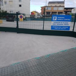 Parking Burela Centro – Vista de la entrada con horario y señalización. Aparcamiento seguro en el centro de Burela.