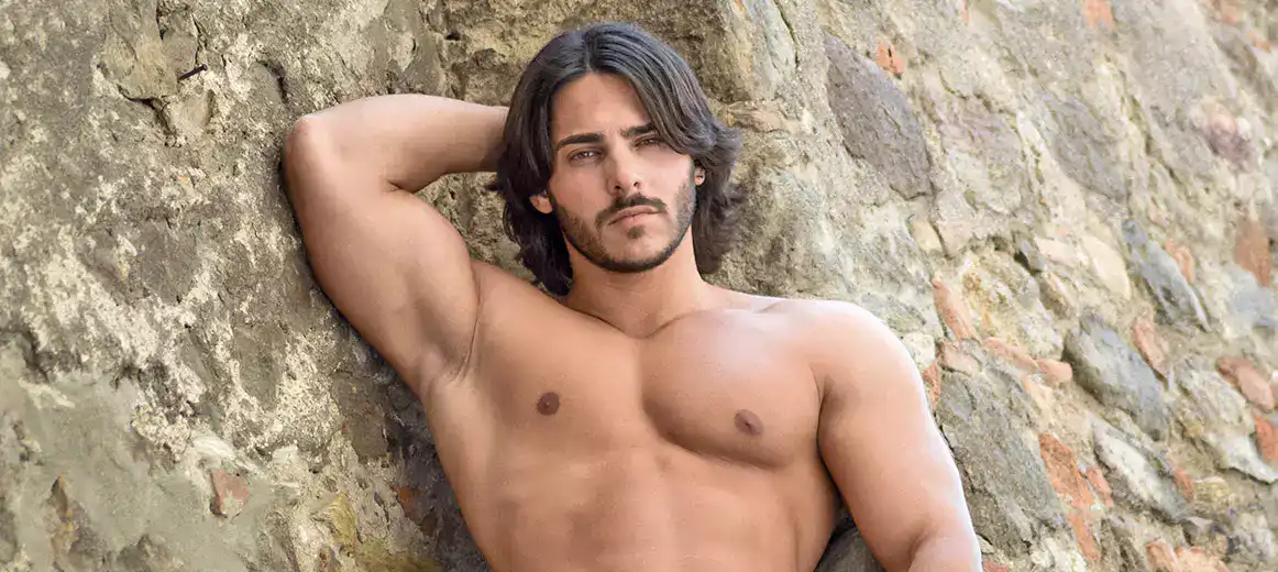 Ragazzo davanti a un muro Fotomodello Davide
