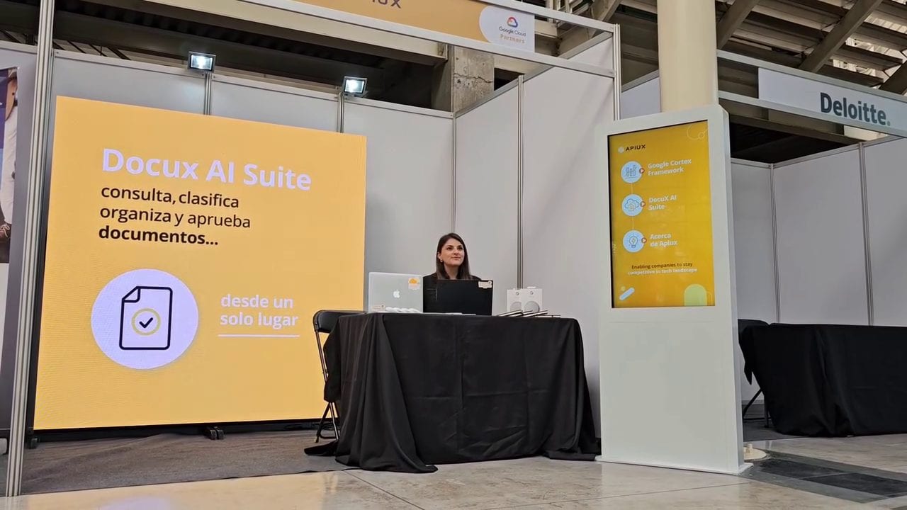 Stand de feria con pantalla LED de 2 × 2 m y tótem táctil