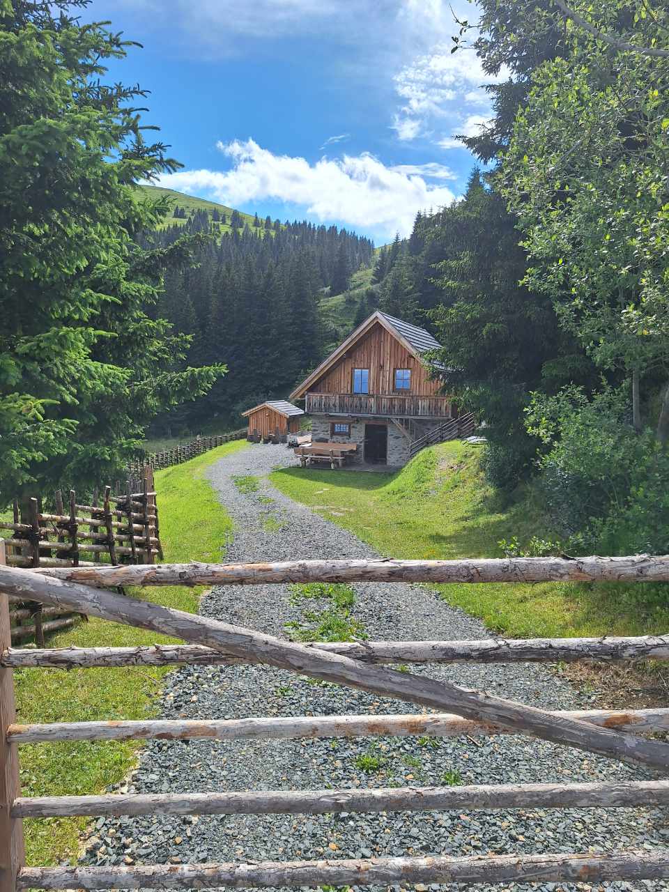 holzeingangstor-mit-polzhuette-im-hintergrund