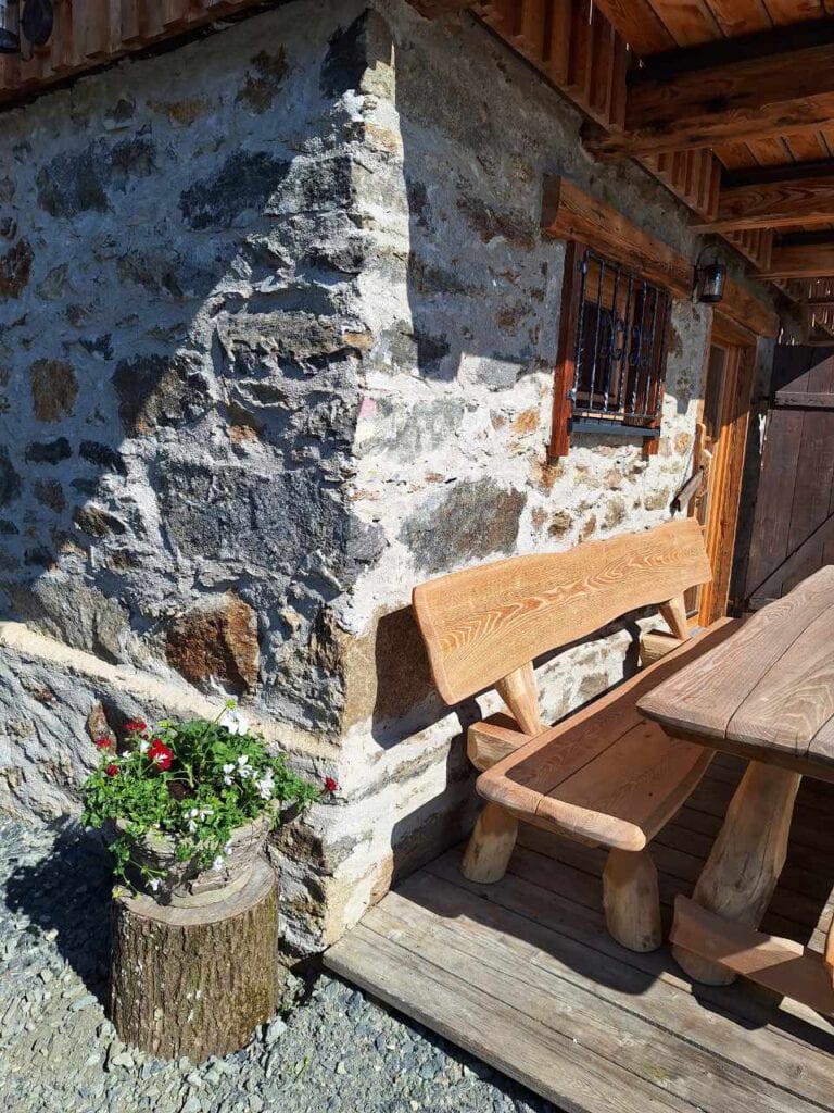 sitzbank-auf-der-vorderseite-der-polzhuette