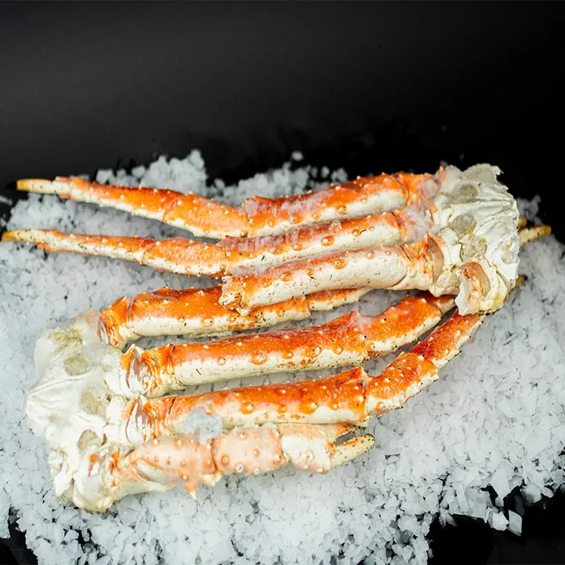 Замороженные клешни королевского краба для блюд из морепродуктов.