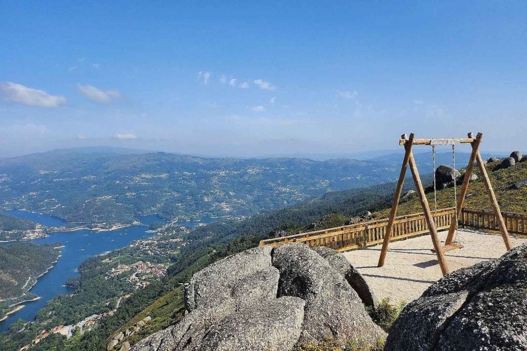 Houten schommel van Mezio met panoramisch uitzicht over Nationaal Park Peneda-Gerês in Noord-Portugal