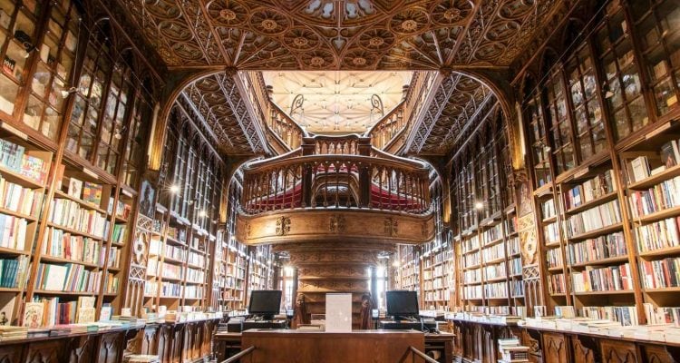 Interieur van Livraria Lello in Porto, een van de mooiste en bekendste boekwinkels ter wereld