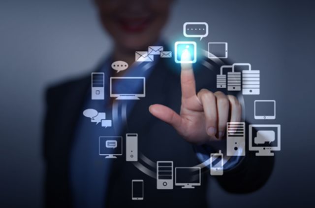 Un chef d'entreprise examinant des services d'infogérance informatique pour son entreprise