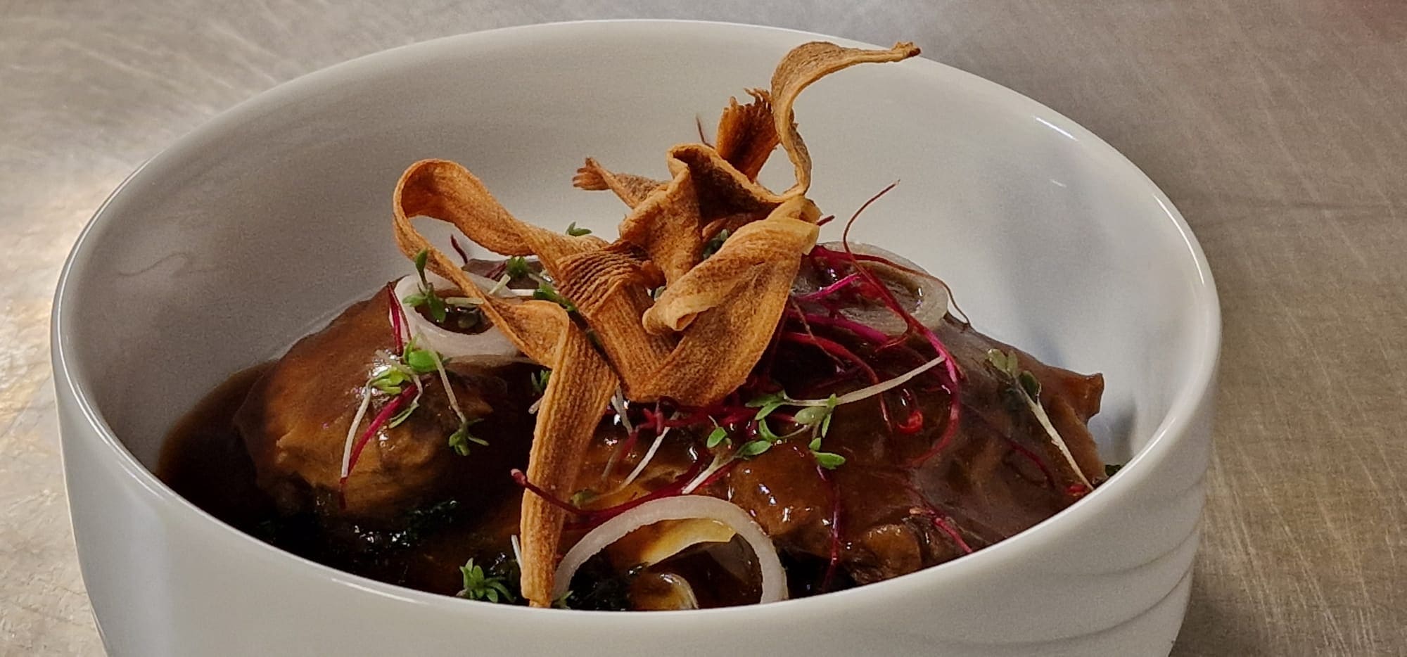 Kødsmenu closeup i restaurant parken