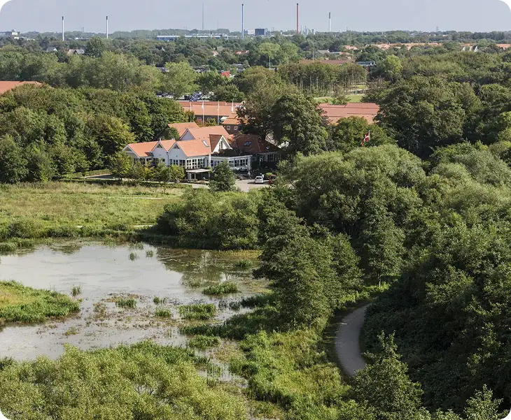 drone shot af restaurant parken i esbjerg og naturen i omgivelserne