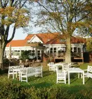 Hyggeligt billede af restaurant parkens have