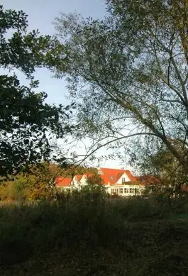 Scenematisk billede af natur med restaurant parken i baggrunden