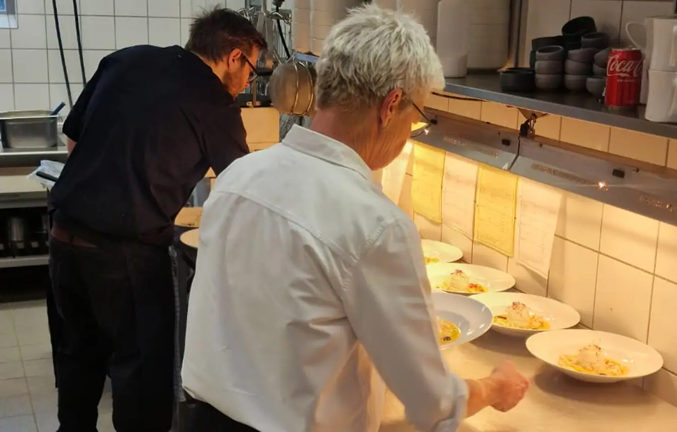 ejer Ulla og kokke eleverne laver mad i restauranten