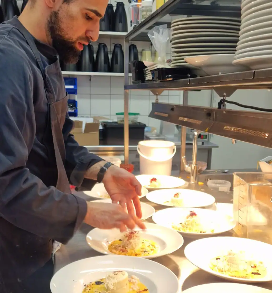 kokke elev laver mad i restauranten