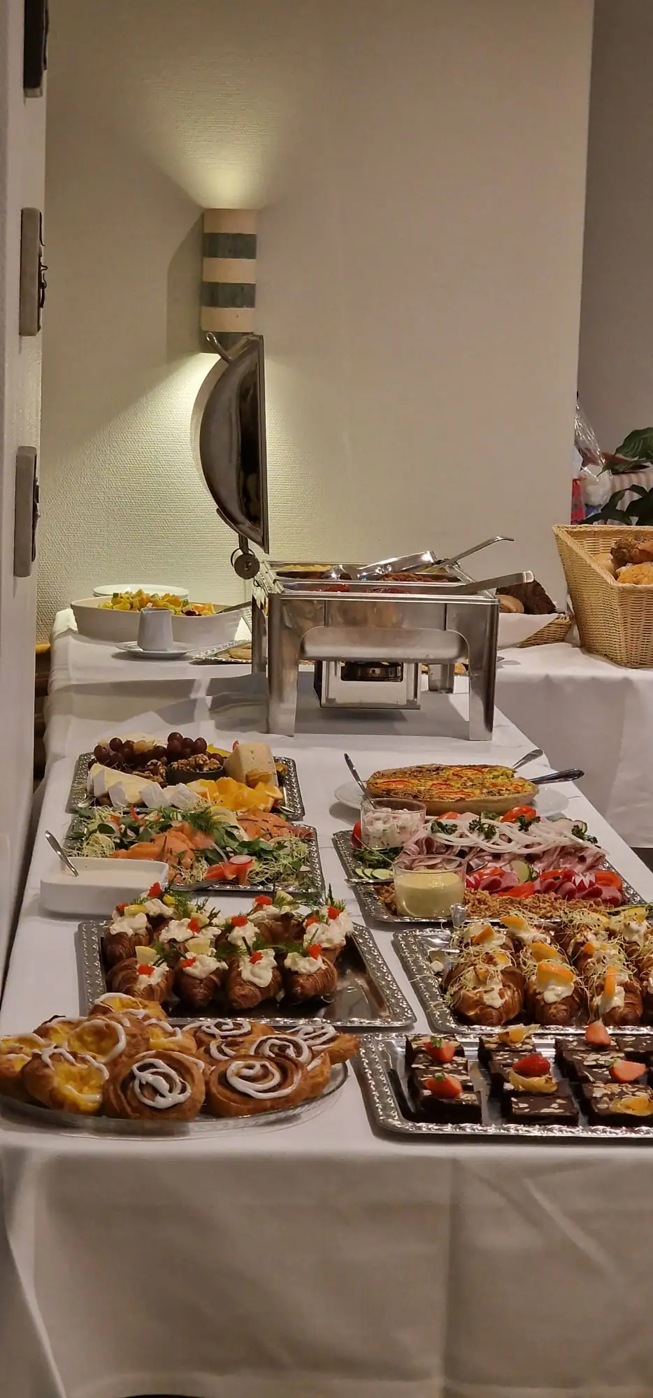 brunchbuffet set fra siden i restaurant parken