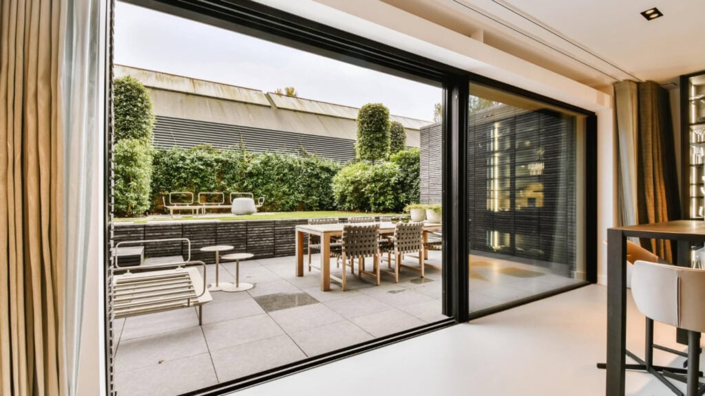 Comment choisir une baie vitrée pour agrandir visuellement son intérieur ?