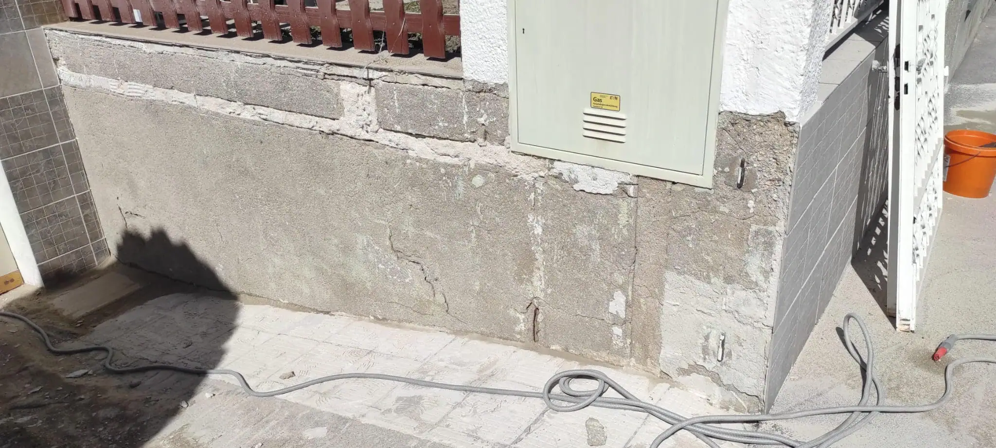Wandsockel mit Fliesenkleberresten vor dem Sandstrahlen in Wien und Niederösterreich