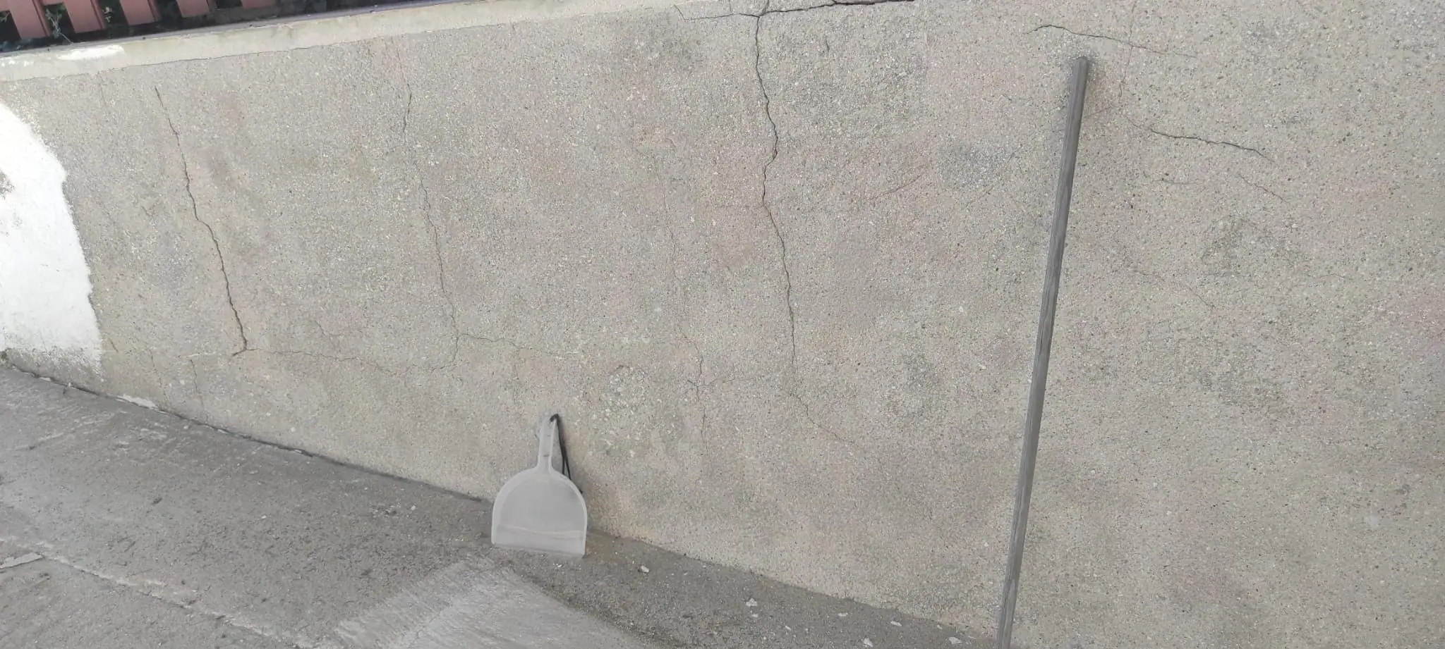 Gereinigter Sockel nach dem Entfernen der Fliesenkleberreste durch Sandstrahlen