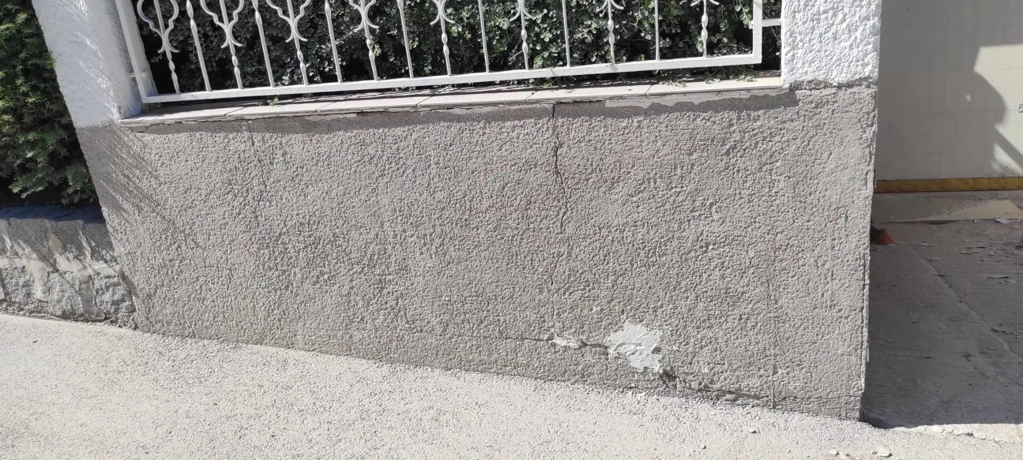 Freigestrahlte Sockelfläche ohne Fliesenkleber nach dem Sandstrahlen