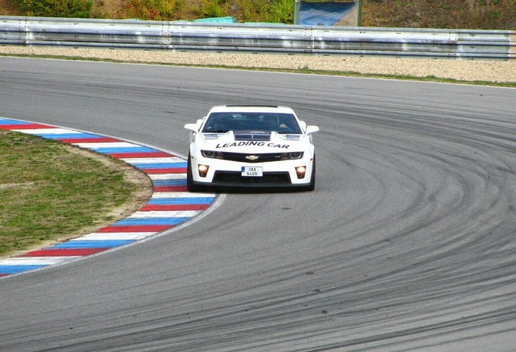 self-sporting-su-track