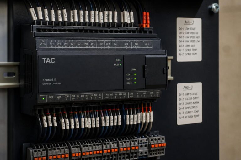 Automate TAC dans une armoire de régulation CVC
