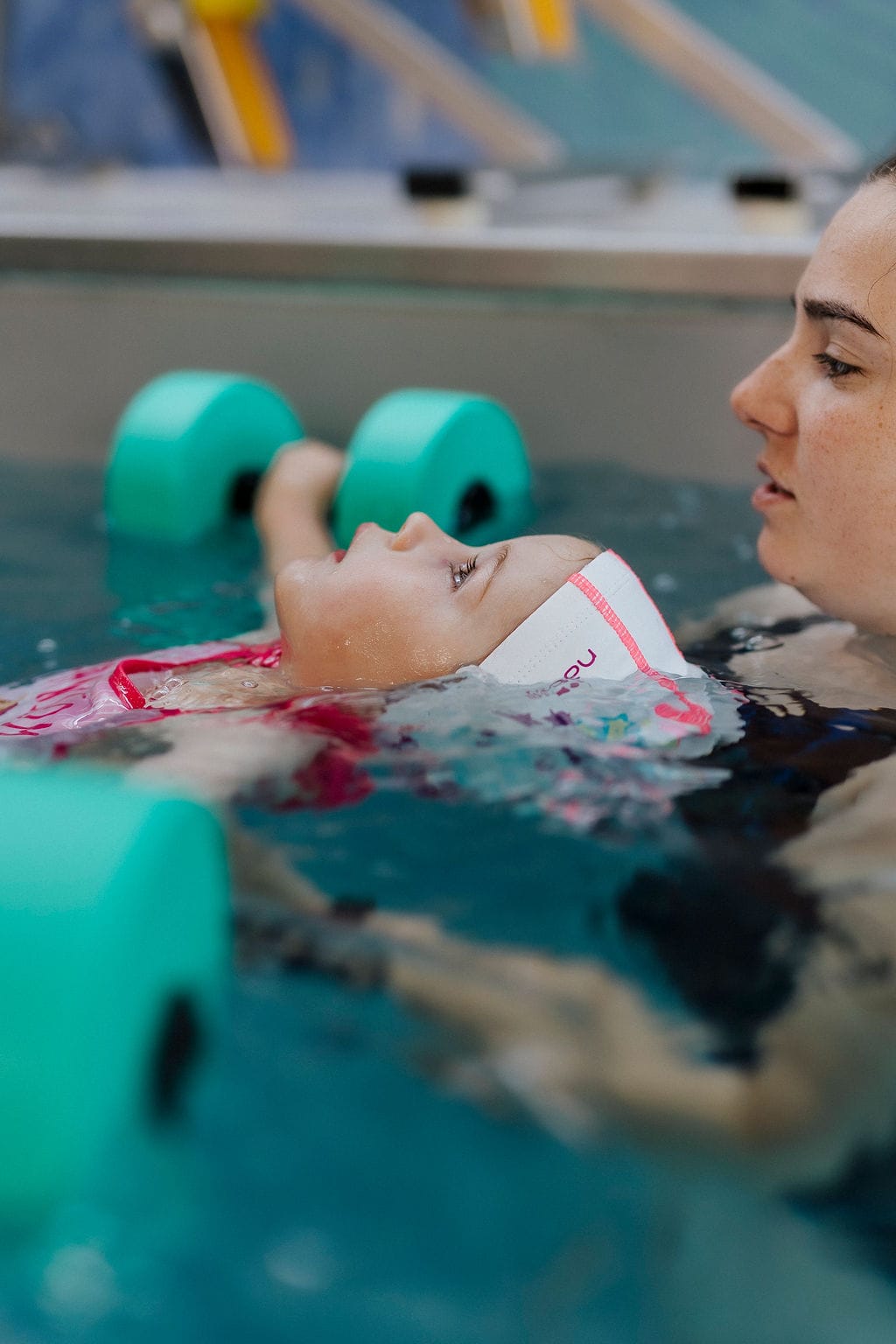 Pourquoi apprend-on d’abord à nager sur le dos avant les nages sur le ventre ?