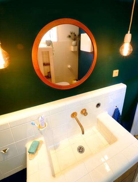 badkamer wastafel houten spiegel