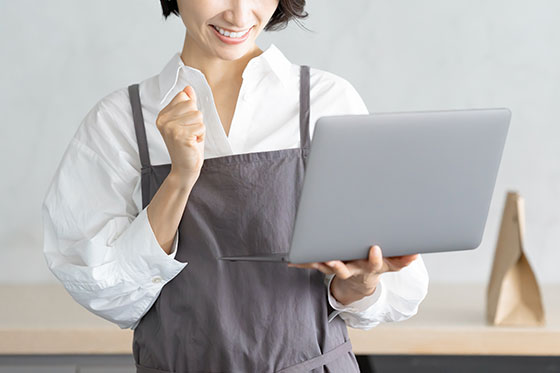 ノートパソコンを持つ女性