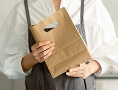 紙袋を持つ人物