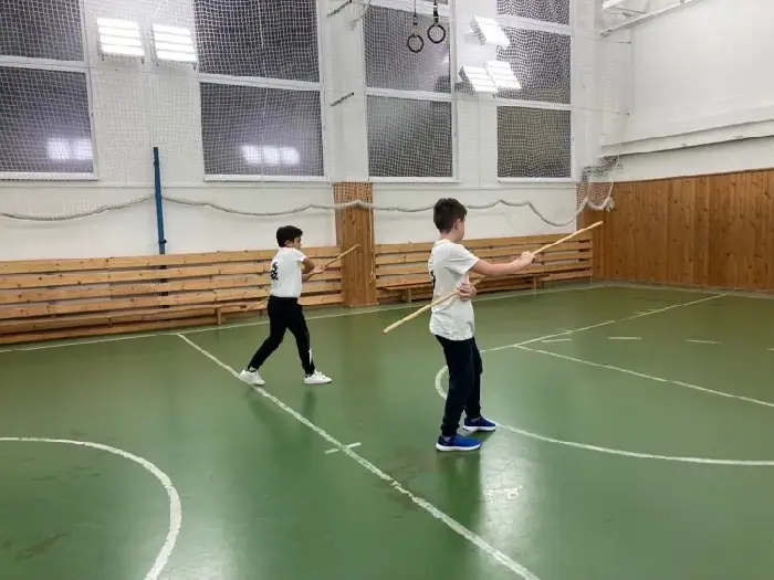 Dráčata s tyčí v tělocvičně