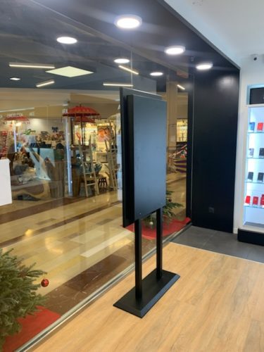 totem d'affichage vitrine magasin