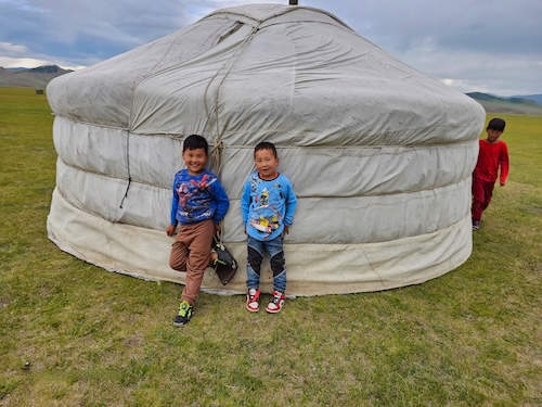 Monglei Jurtenzelt mit Kindern