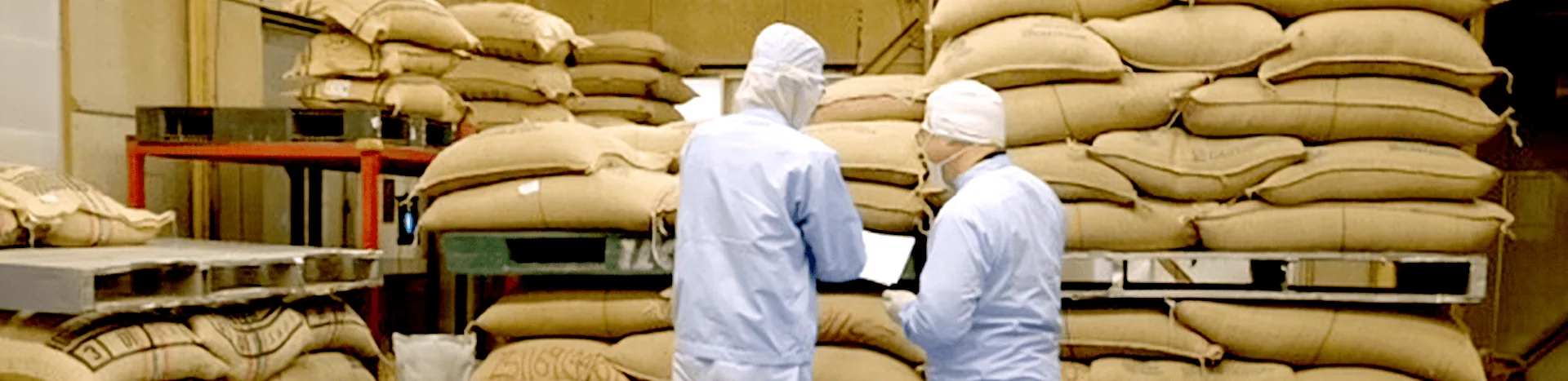 生豆の品質チェックから出荷まで高品質で安定した業務用コーヒー豆を提供し、常に最高品質を維持するための活動をしています。