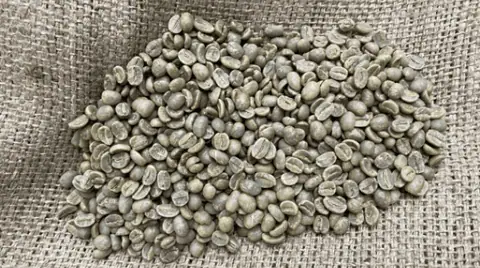 ウエシマコーヒーのコーヒーは横浜工場にて一貫工程を経てお客様の元へお届けしています。