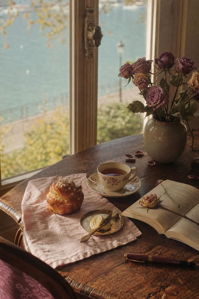 Rubrique Lifestyle , un petit-déjeuner doux au bord du lac d'Annecy, brioche, thé, livre ouvert