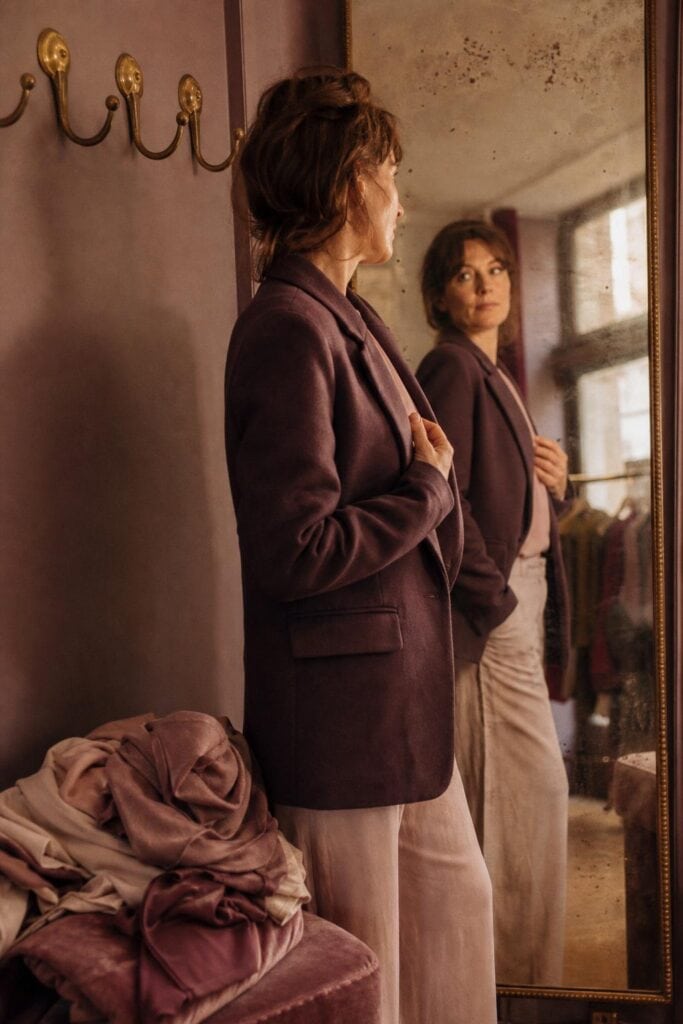 Rubrique Mode & Beauté , essayage d'un blazer prune dans une boutique de créateurs à Annecy