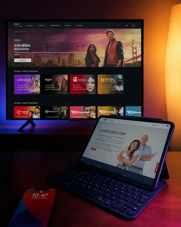 Agenzia pubblicità Mediaset Milano mockup campagne TV Smart TV — Very Content