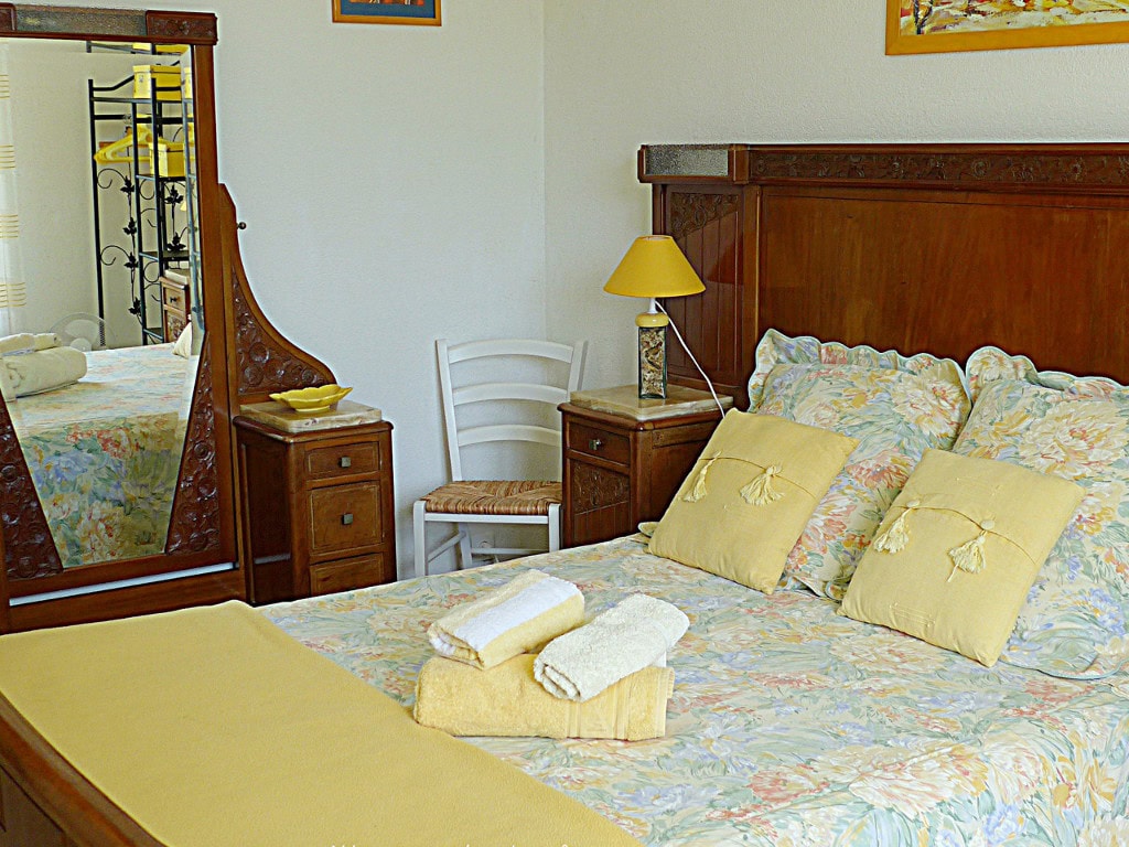 chambre mimosa au charme ancien