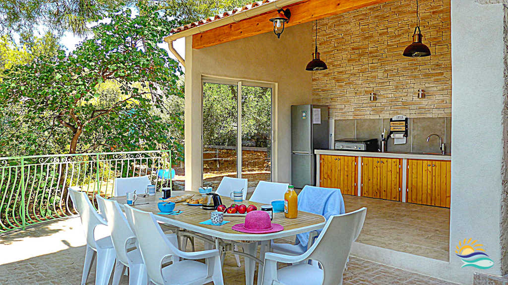 Terre-Brûlée est une villa de charme provençale avec sa piscine et une jolie vue sur la baie de La Ciotat