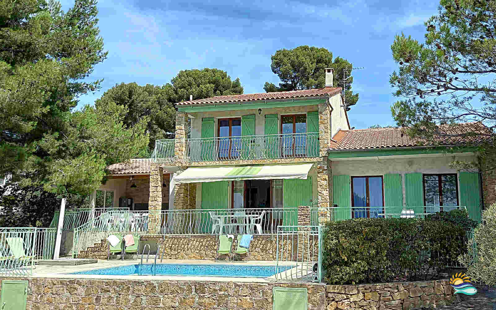 Villa de rêve avec piscine pour des vacances enchantées Façade principale et piscine de la Villa Terre-Brûlée à La Ciotat