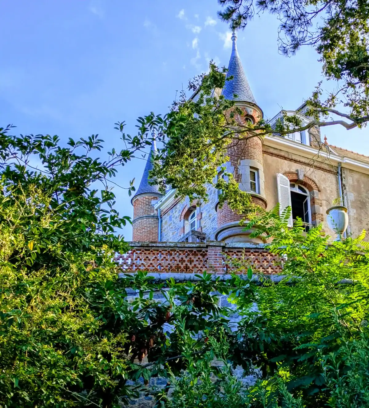 Façade et tourelles de la Villa Brieg vues depuis les jardins