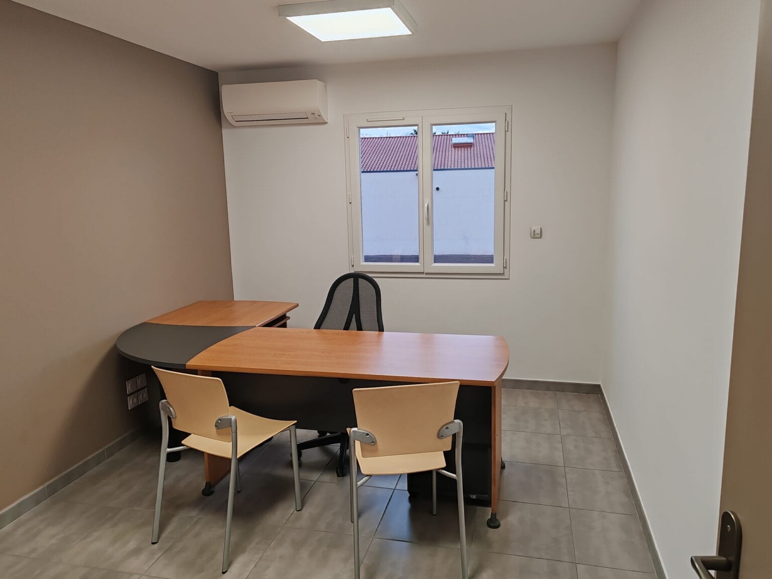 Bureau en location chez VOCALIA.com : espace professionnel équipé, lumineux et fonctionnel