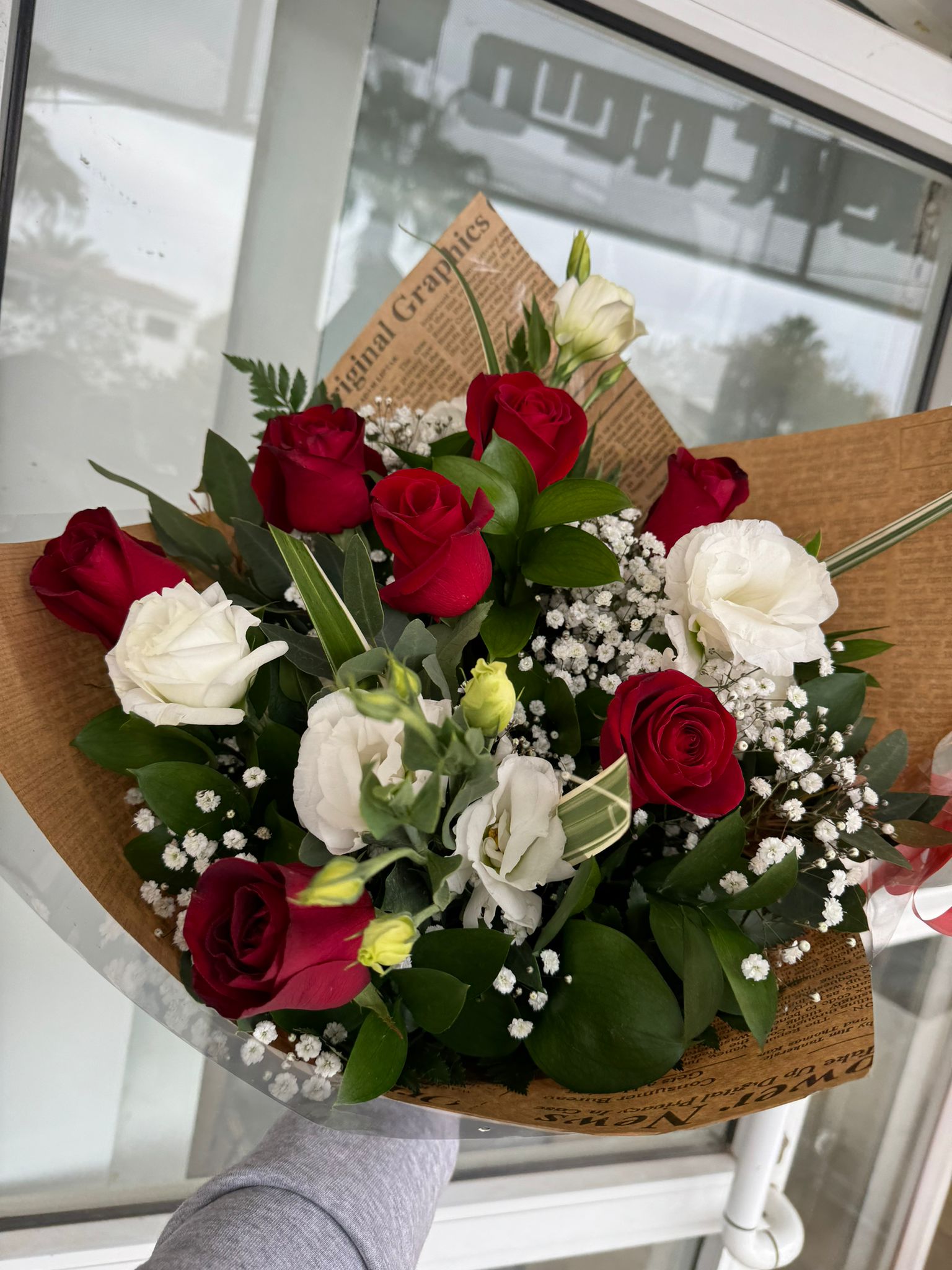 זר ורדים וליזי לבן - פרח באהבה - אילת