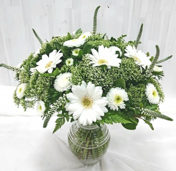 זר לבן קלאסי - תלתן פרחים - צפת