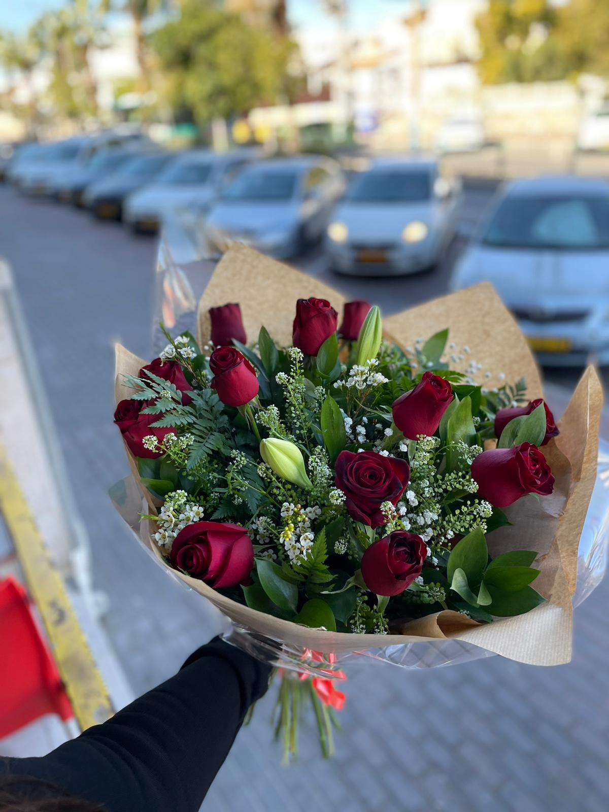 זר 13 ורדים ו-3 שושן צחור - פרח באהבה - אילת